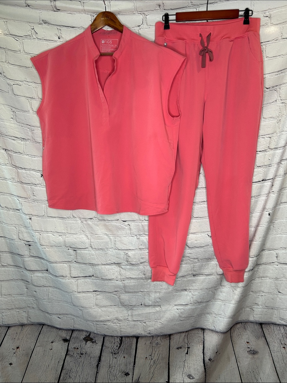 Figs Coral Pink Sleeveless Scrub Top & Drawstring Jogger Set Excellent Condition